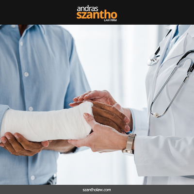 A doctor examines a person with an arm cast after an accident caused by negligence in Santa Fe